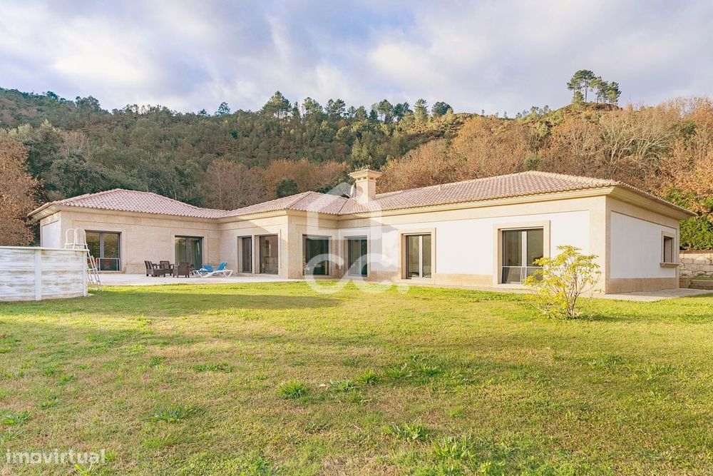 Moradia Térrea de Luxo com Cave | Conforto, Eficiência e Espaço Exteri