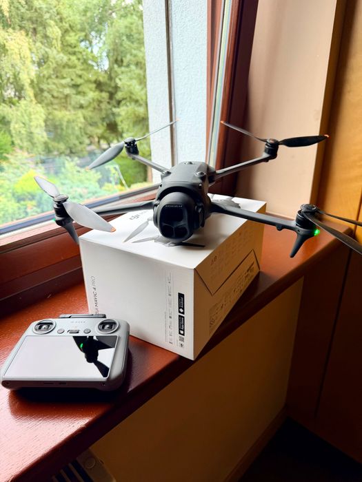 Dron DJI Mavic 4 pro z kontrolerem RC2 stan idealny