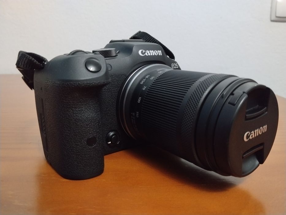 Canon R7 + RF-S 18-150 + 2 cartões memoria 64gb +kit limpeza camera+ tripé novo