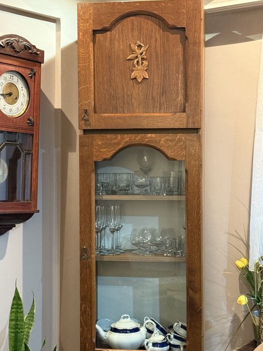 Meble z debowymi frontami