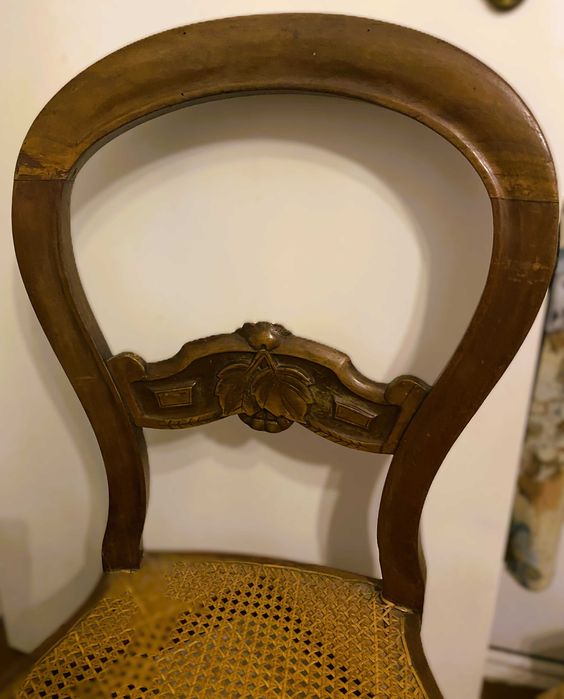Cadeira antiga talhada à mão