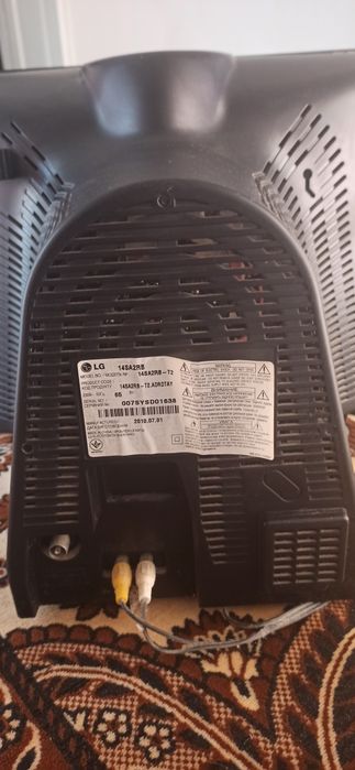 Телевізор LG 14", працюючий з тюнером і пультом