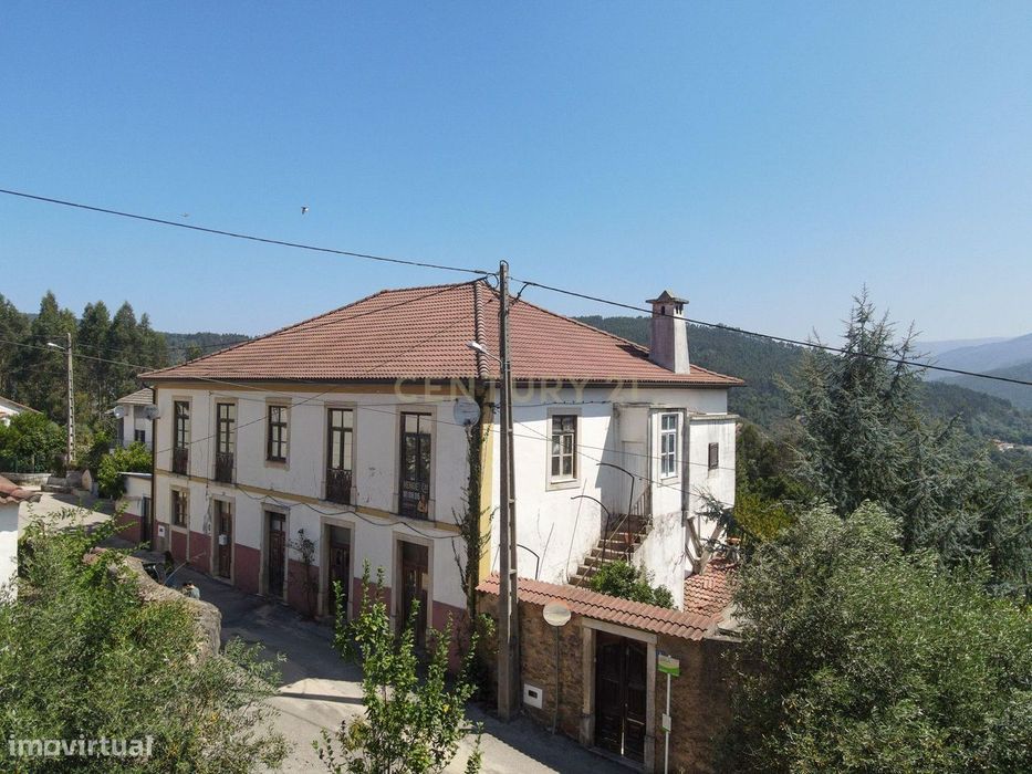 Moradia T3 com pátio e jardim a cinco minutos da praia fluvial de Góis