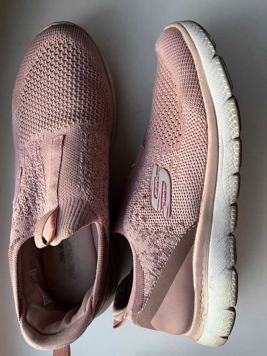 Cліпони жіночі блідо-рожевого кольору від Skechers