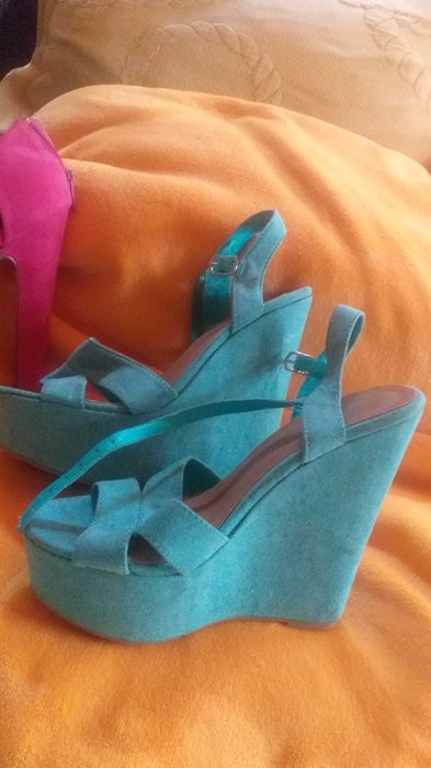 3 pares de sandálias em bom estado