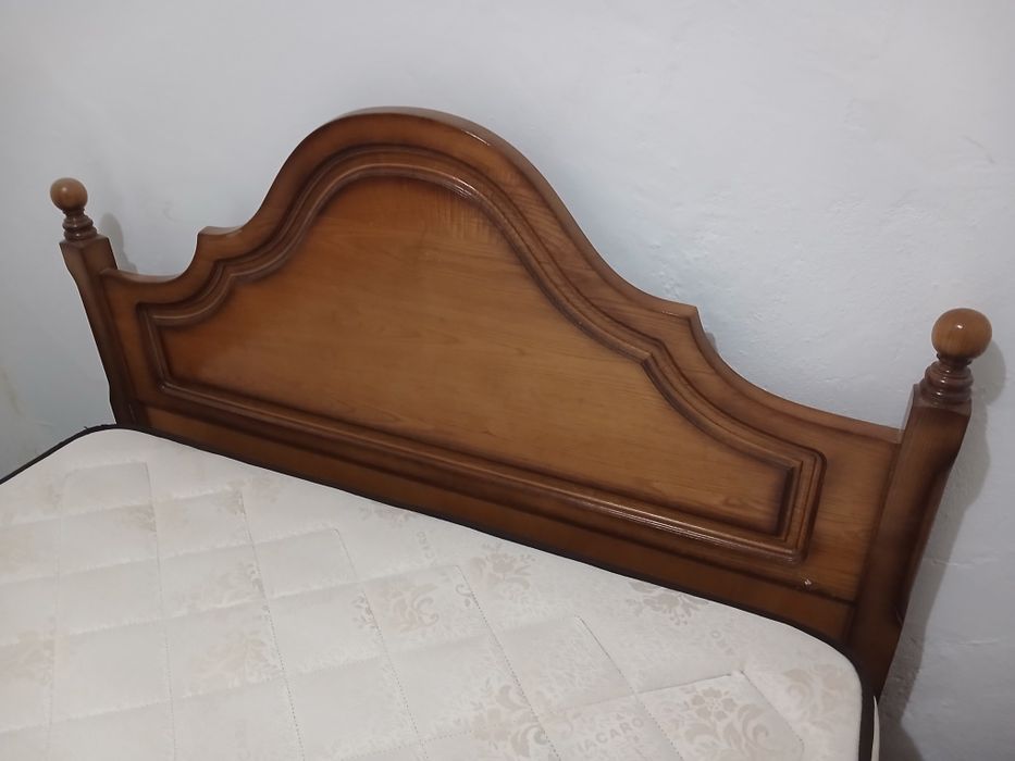 Cama com estrado e colchão