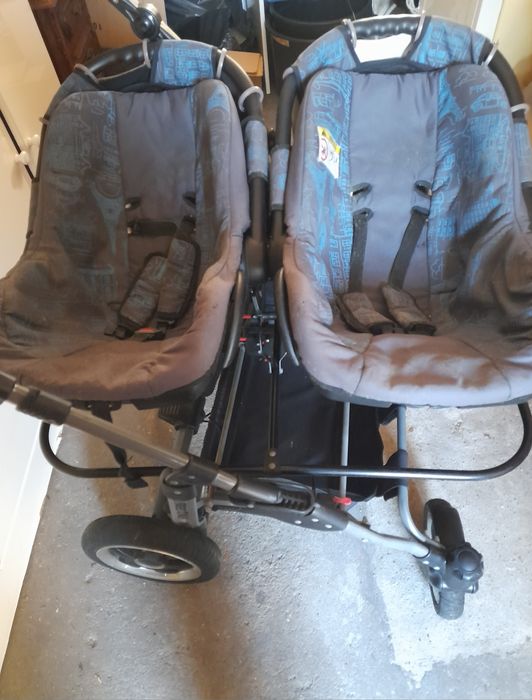 Duas camas de grades,duas cadeiras refeição  e carro de gemeas