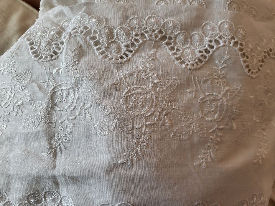 Продається вишите мереживо