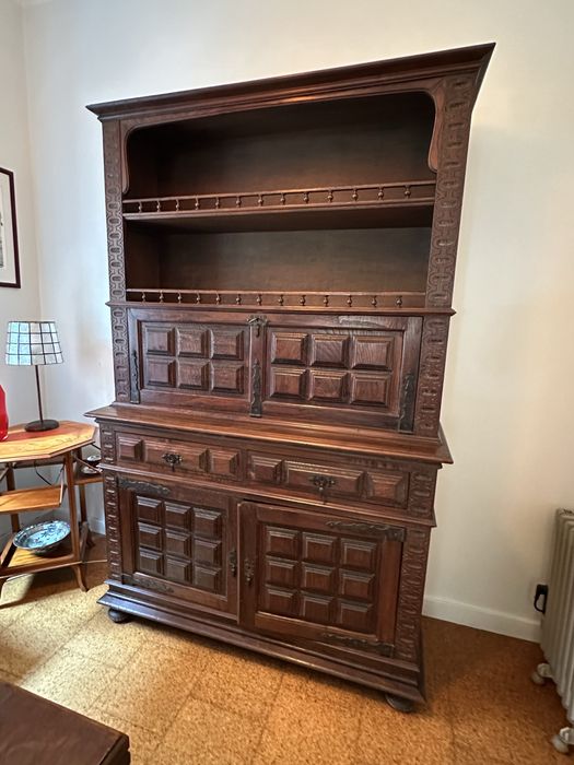 Armário antigo em madeira maciça – excelente estado