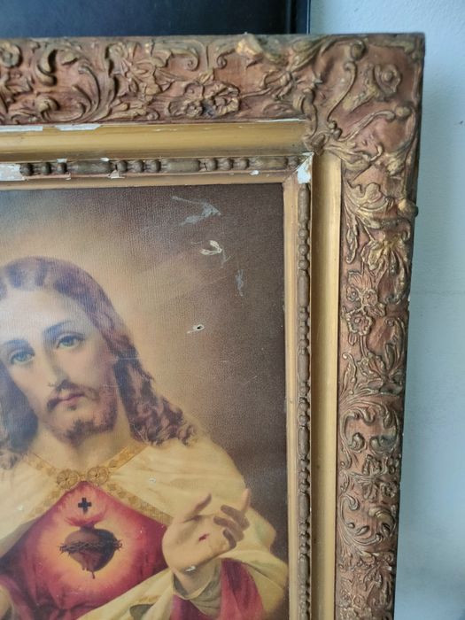 Molduras antigas com temas religiosos.