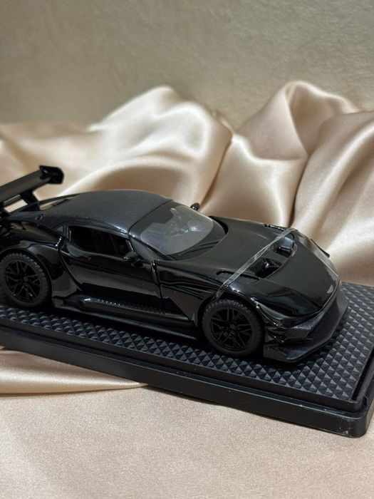 Aston Martin Vulcan 2015 • модель 1:32 • метал • колекційна