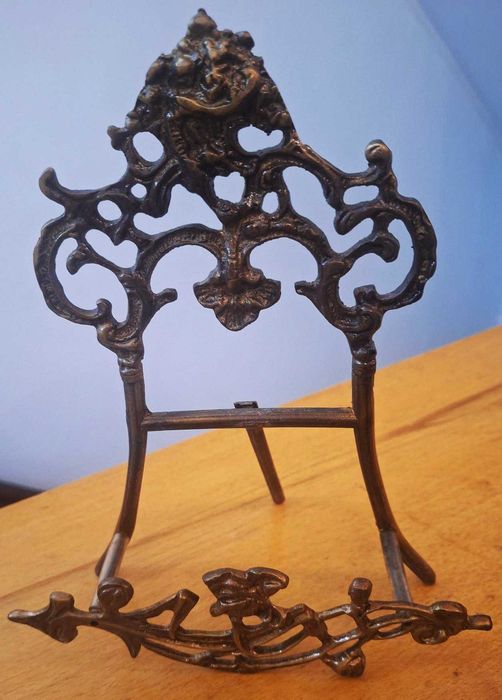 Suporte de mesa em latão patinado, para pratos, livros