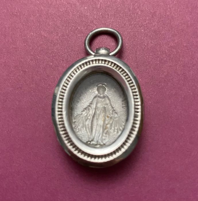 Maravilhoso relicário antigo medalha/pendente em prata contrastada