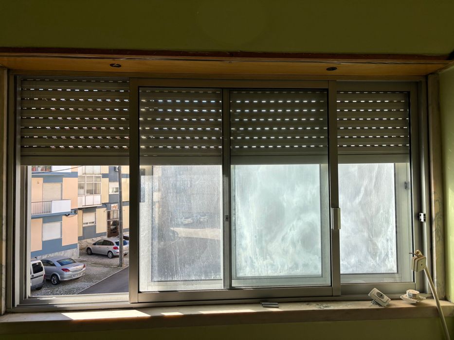 Vendo Janelas de aluminio com vidros normal