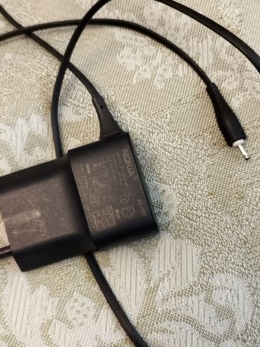 Dwie ładowarki Nokia z cienkim bolcem