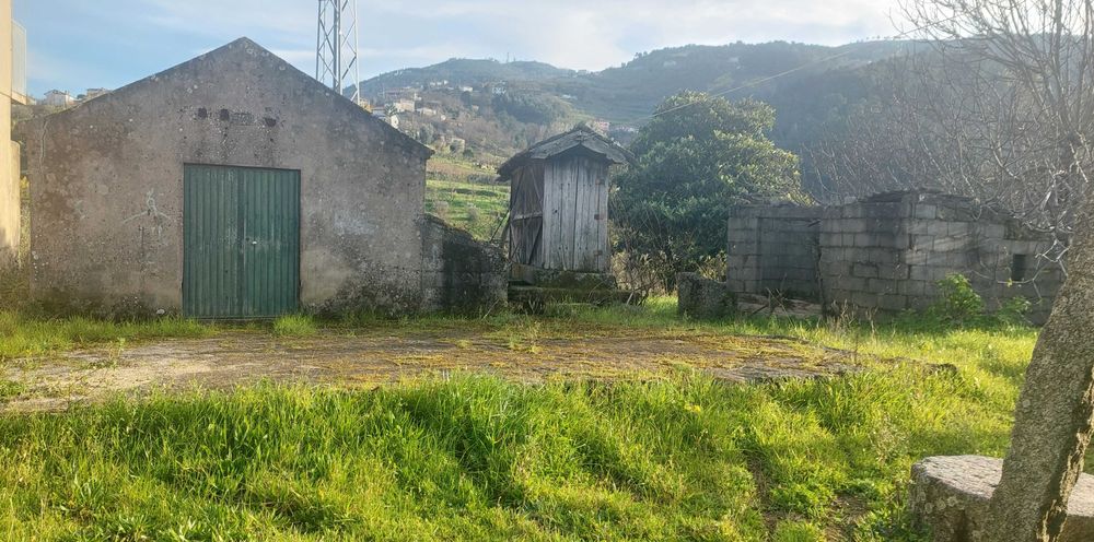 Moradia com terreno e anexos junto ao Centro de Saúde de Resende