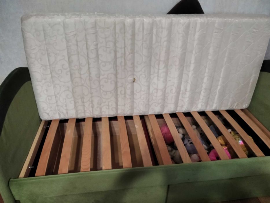 Дитяче ліжко з м'якою спинкою