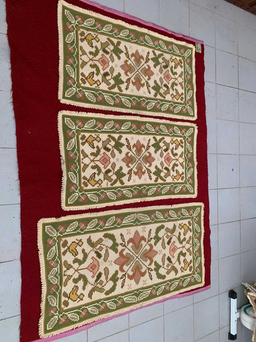 Conjunto 3 tapetes arraiolos (1=147X77 e 2=128X68)
