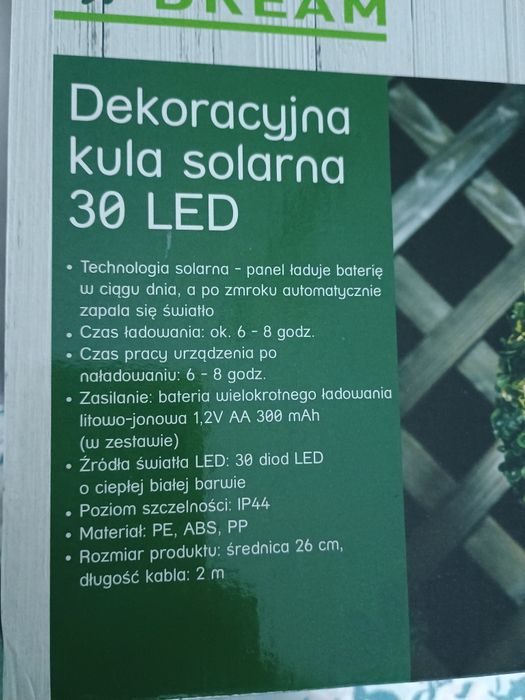 Swiecąca kula  w nocy