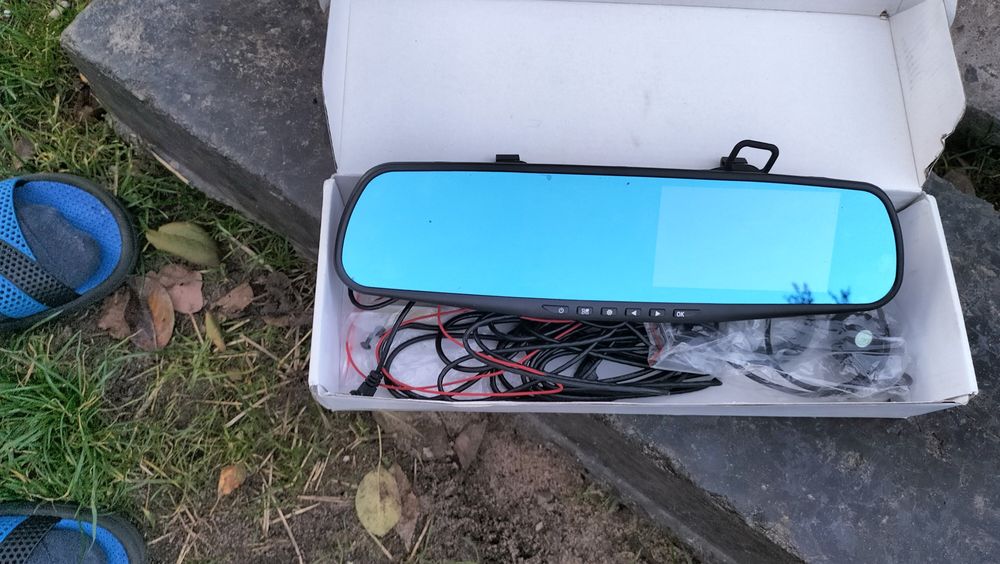 Зеркало з камерою заднього ходу.