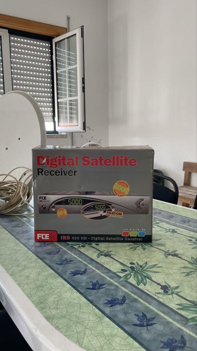 antena parabolia com recetor e suporte de parede