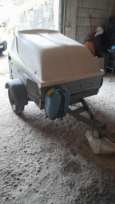 Atrelado/Reboque para transporte de cães de caça.