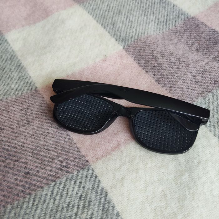 Okulary z dziurkami