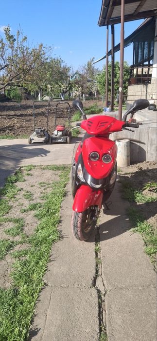 Продам скутер красненький