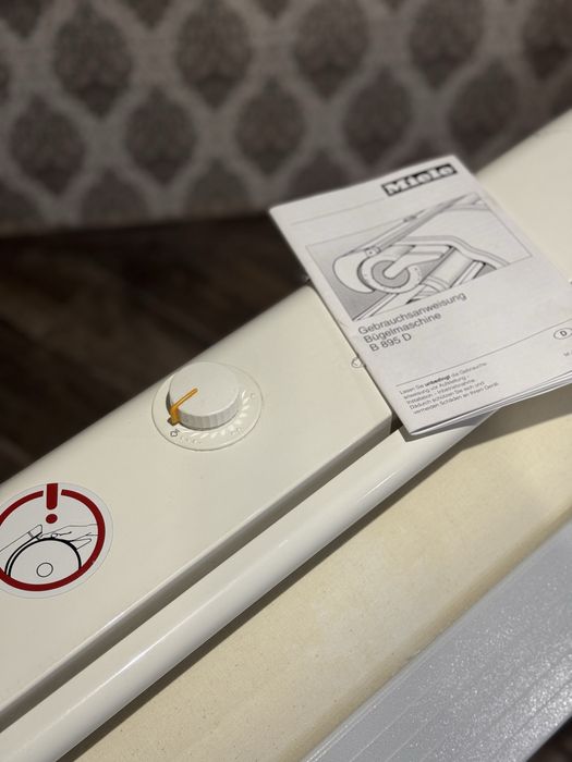 Прасувальний Каток Miele B 895 D з парою  ,хороший стан.