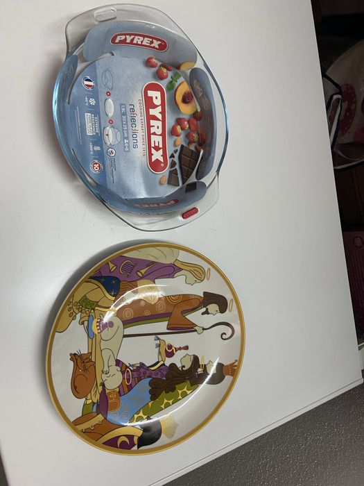 Um prato grande e um pirex tudo novo