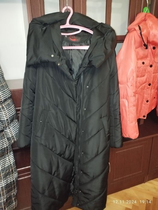 Продається довга жіноча балонова куртка-пальто.