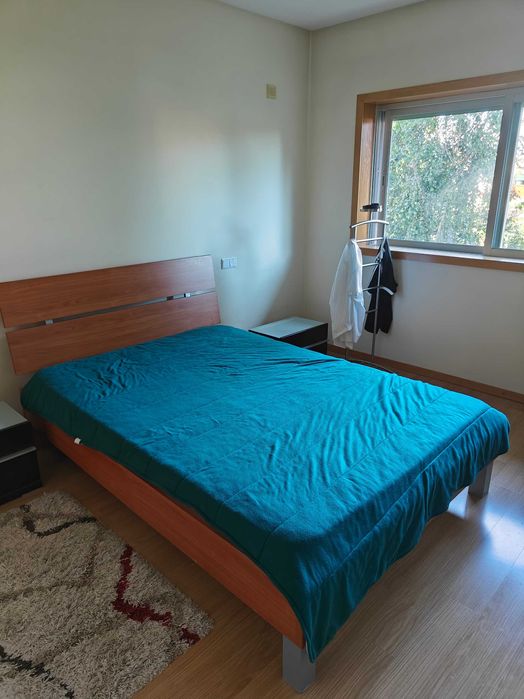 Cama de madeira castanha com estrado