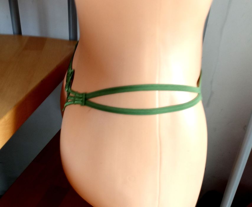 Stringi zielona mozaika ozdobny tył paski po bokach