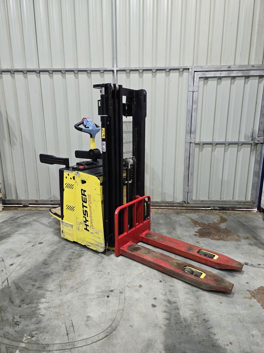 Porta-Paletes Elétrico Triplex Marca Hyster