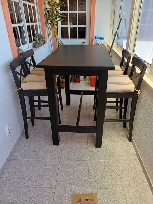 Mesa Alta IKEA com 4 Cadeiras - Conjunto Elegante em Excelente Estado