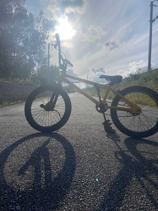 BMX amarela em ótimo estado