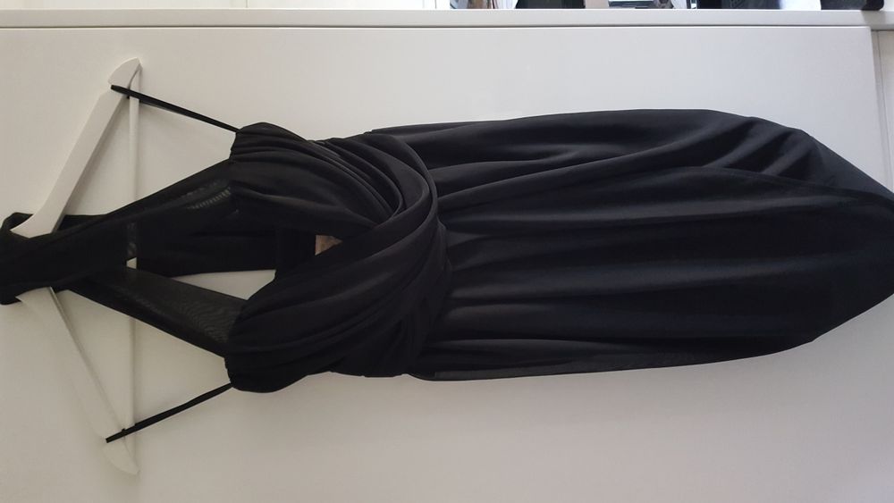 Elegancka czarna sukienka rozmiar 36