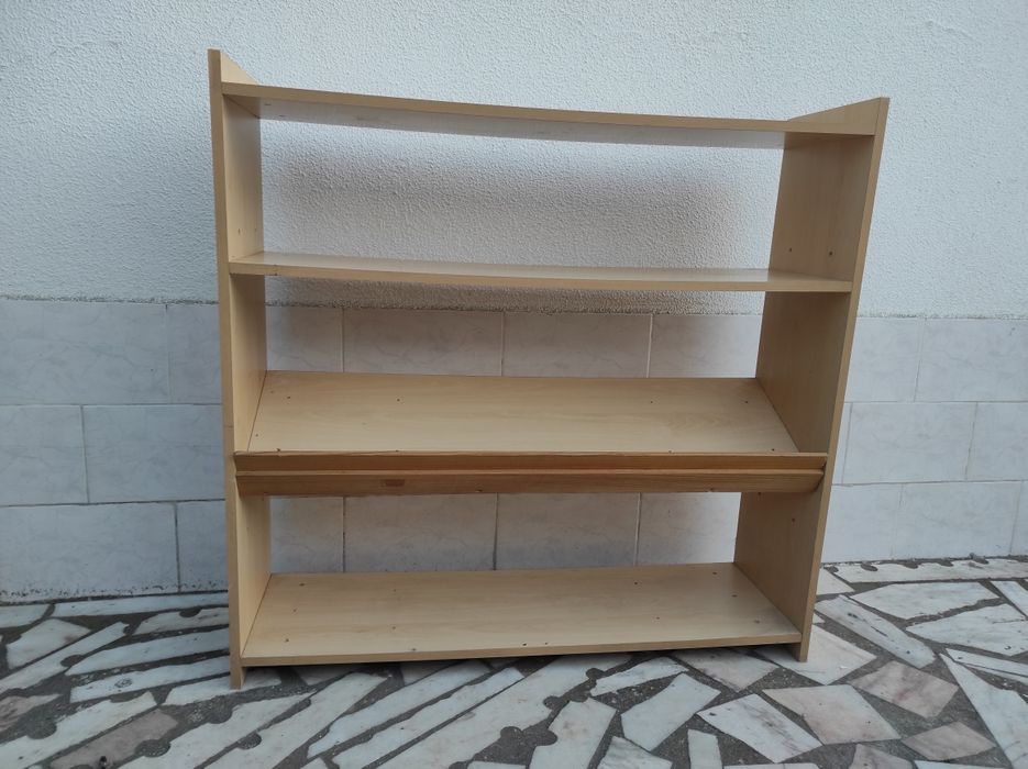 Estante e estante com rodinhas para revista e livros cada