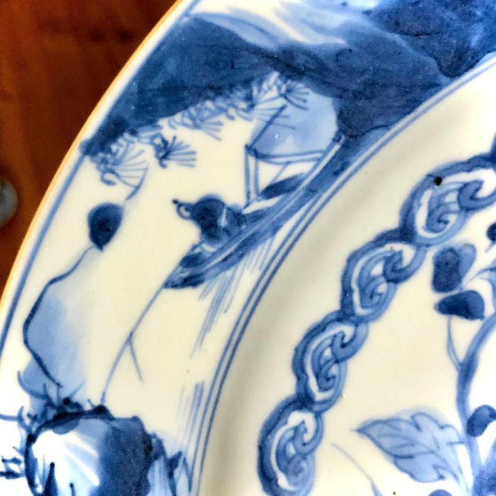 Prato de porcelana chinesa antiga, c. 1720, período Kangxi, com pavão