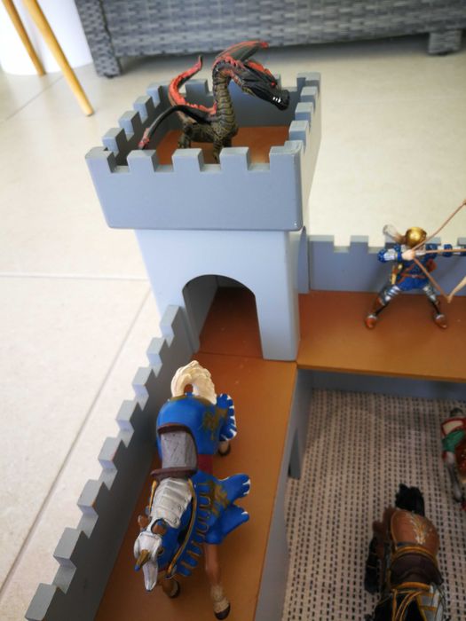 Castelo de madeira com figuras