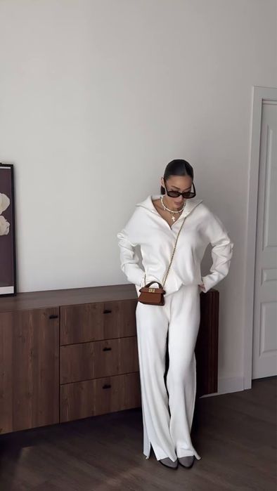 Жіночий білий костюм з ангорового рубчика