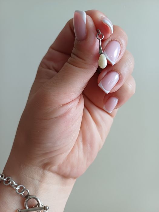 Zawieszka perła drobna skromna lekka wisiorek