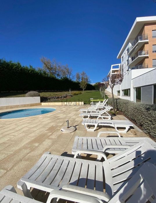 Quarto com casa de banho, varanda vista mar, em condomínio com piscina