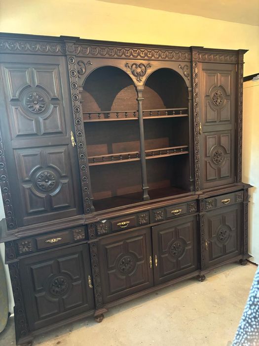 Armário madeira genuína em perfeito estado.