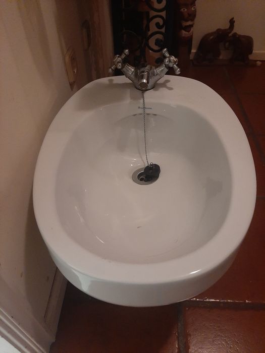 Bidé sanitana com torneira