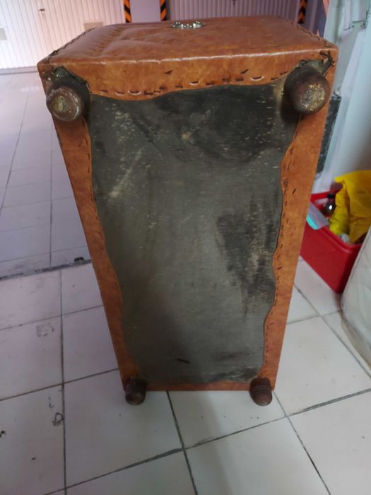 Arca Antiga Forrada a Napa – Peça de Época em Excelente Estado