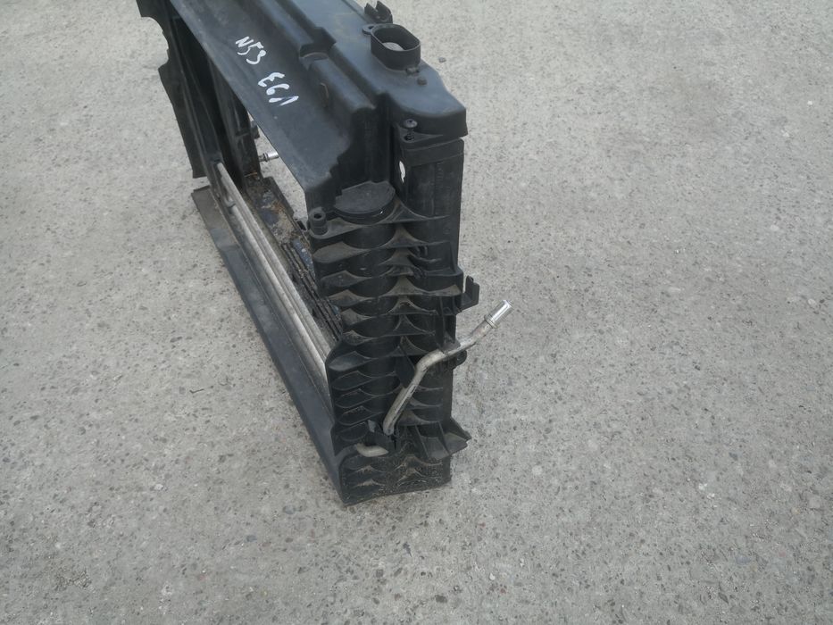 Ramka obudowa chłodnicy BMW e60 e61 530i n53