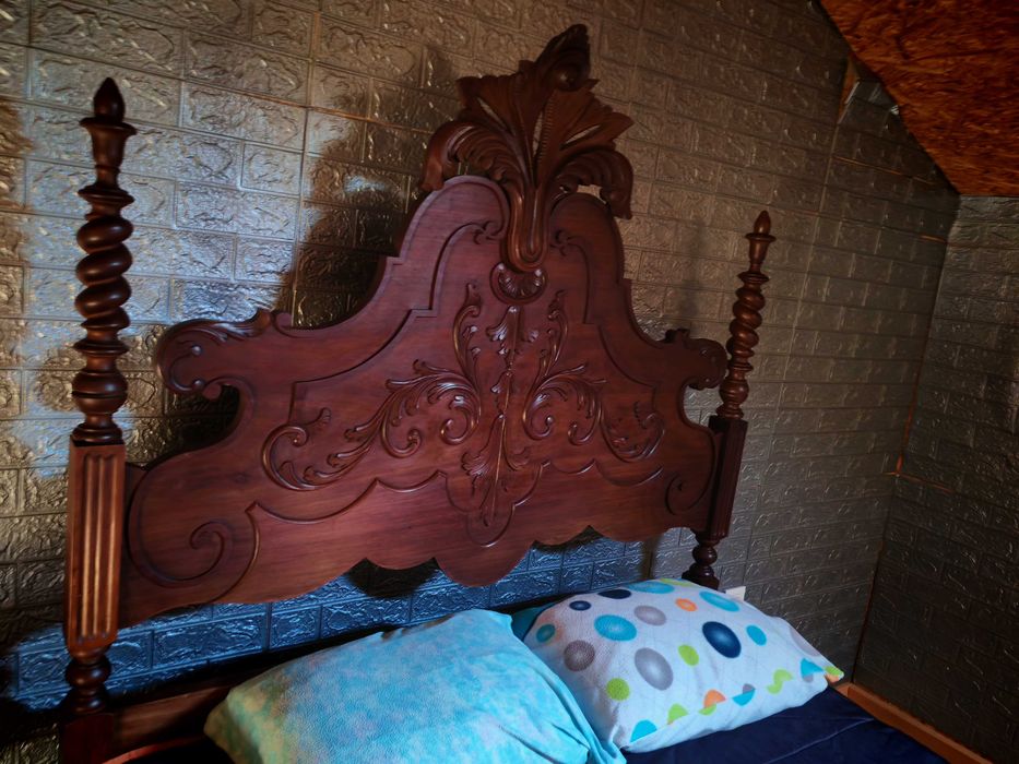 Cama de casal com colchão + mesa de cabeceira