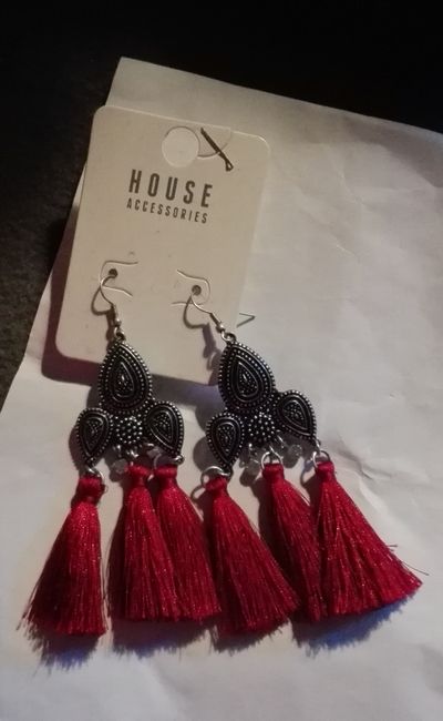 Sprzedam pięknie zdobione kolczyki z chwostami House nowe
