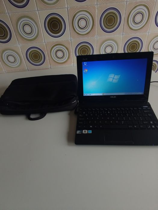 Vendo este computador pequeno a trabalhar junto vai a mala